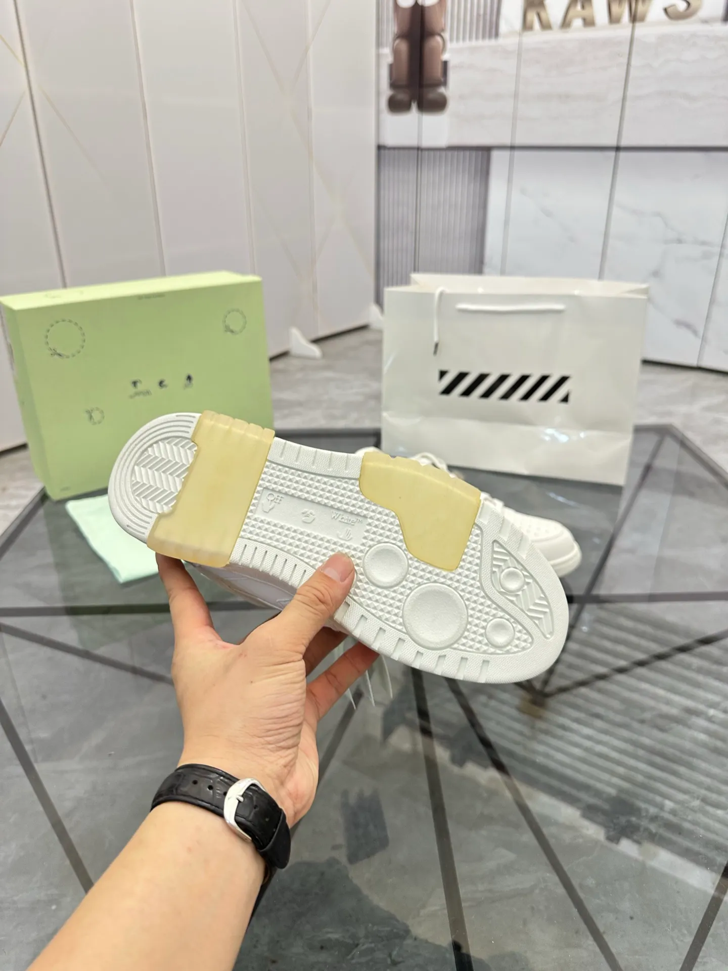 Selling men's shoes 💰: 💰P600¥ High-end top quality (leather buckle plus 10) Product trademark: OFF WHITE * "OFF WHITE*" low-top casual shoes Regular size: 35-45 (can be customized to 46) Couple style Product material: imported first-layer cowhide leather upper, breathable lining, original outsole. No.: H203